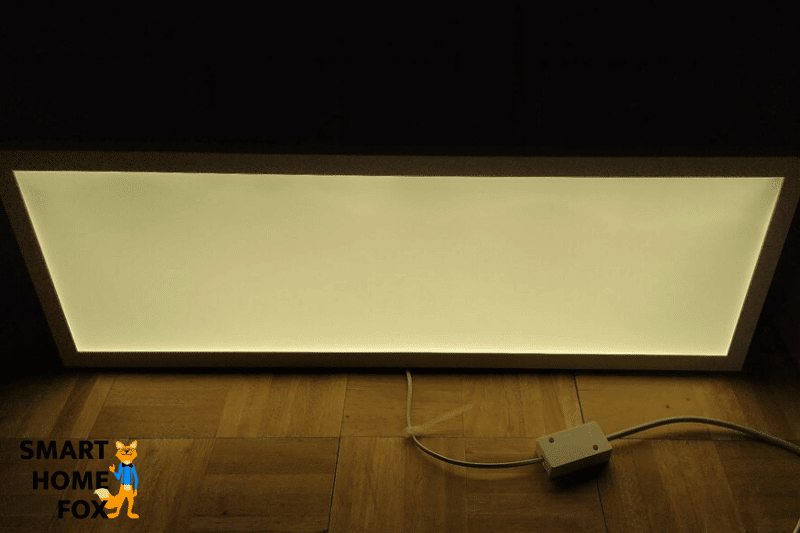 Rectechkiger Floalt Paneel von IKEA steht auf dem Boden und leuchtet weiss